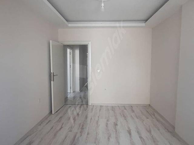 ÇİFTLİKKÖYDE SAHİLE 1 SOKAK MESAFEDE BOŞ 3+1 SATILIK DAİRE - Görsel 10