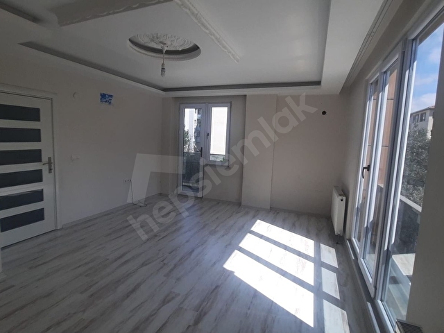 ÇİFTLİKKÖYDE SAHİLE 1 SOKAK MESAFEDE BOŞ 3+1 SATILIK DAİRE - Görsel 5