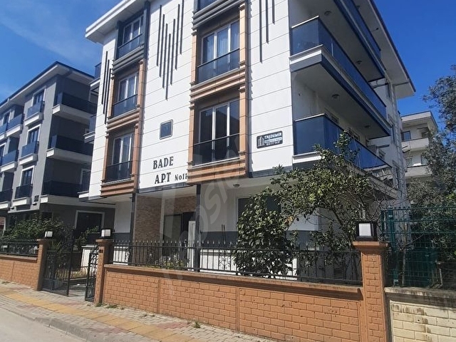 ÇİFTLİKKÖYDE SAHİLE 1 SOKAK MESAFEDE BOŞ 3+1 SATILIK DAİRE - Görsel 2