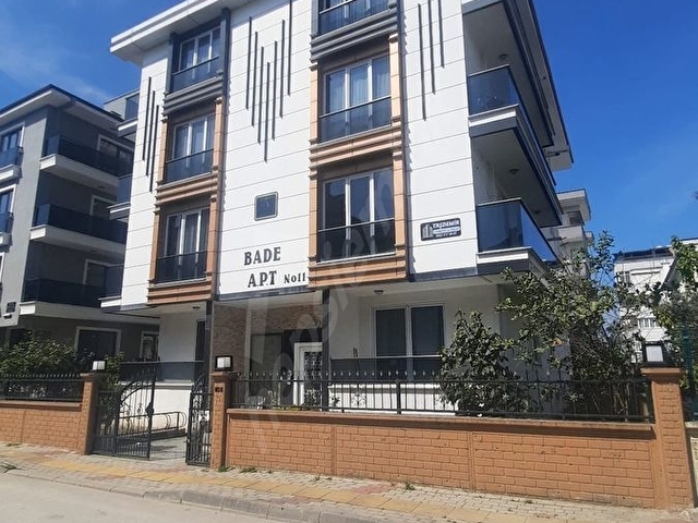 ÇİFTLİKKÖYDE SAHİLE 1 SOKAK MESAFEDE BOŞ 3+1 SATILIK DAİRE