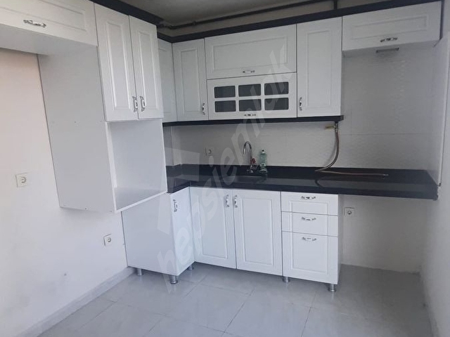 ÇİFTLİKKÖYDE SAHİLE 1 SOKAK MESAFEDE BOŞ 3+1 SATILIK DAİRE - Görsel 13