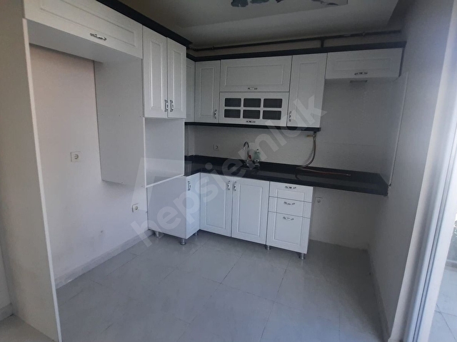ÇİFTLİKKÖYDE SAHİLE 1 SOKAK MESAFEDE BOŞ 3+1 SATILIK DAİRE - Görsel 12