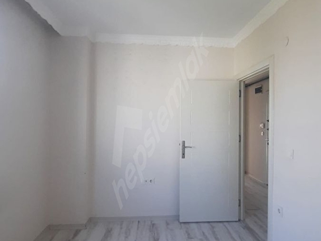 ÇİFTLİKKÖYDE SAHİLE 1 SOKAK MESAFEDE BOŞ 3+1 SATILIK DAİRE - Görsel 9