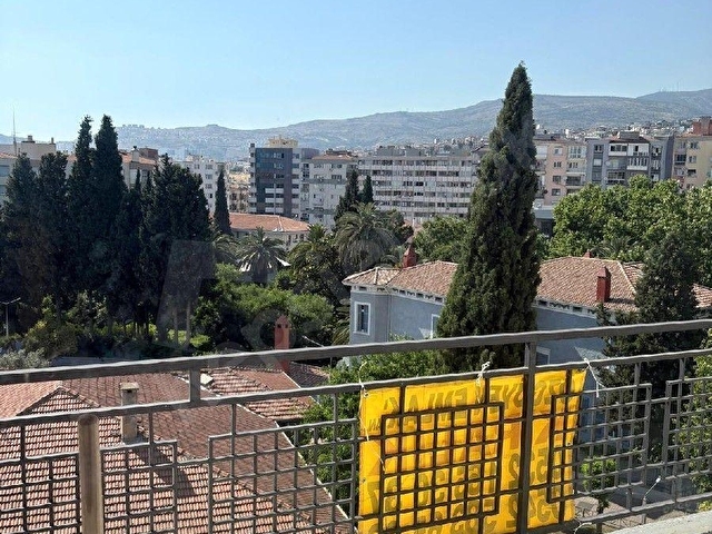 BORNOVA BÜYÜKPARK KARŞISINDA ÜÇ ODA SALON DOĞALGAZLI LÜKS DAİRE