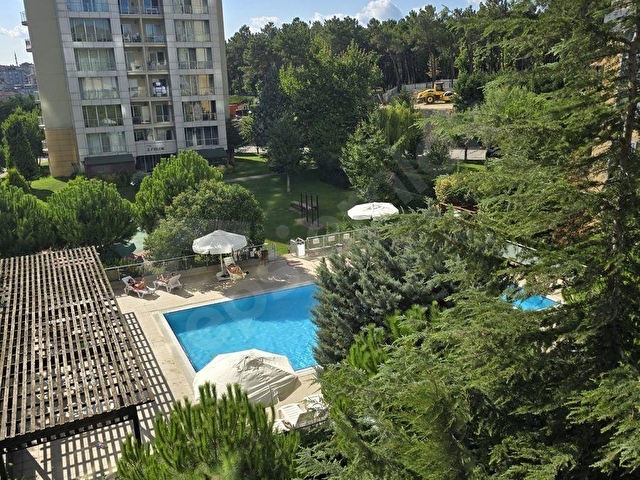 Ümraniye Dora Parkta Havuz Manzaralı 1+1 Kiralık Daire