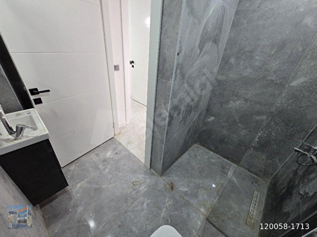 Akbükte havuzlu site içerisinde deniz manzaralı 2+1 daire