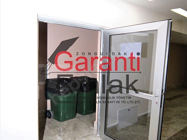 ZONGULDAK GARANTİ EMLAKTAN LİKMAN PARKTA DENİZ VE AVLU MANZARALI ARA KAT 1+1 KİRALIK DAİRE - Görsel 17