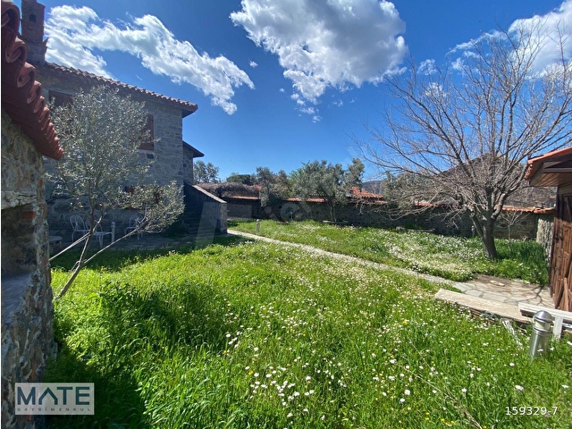 Urla Barbaros Köyünde 398 M2 Arsa İçinde Satılık Taş Villa