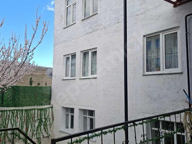 209 m² Arsa İçinde Doğalgazlı, Bahçeli, 3 Katlı Meskenli Bina