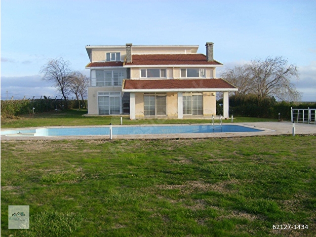 Eliyadan Silivride 16.500 m2 içinde 550 m2 Müstakil Ev