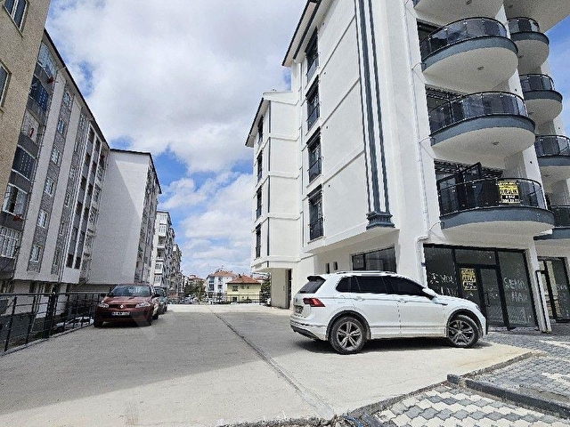 CARŞI  MERKEZDE  KİRALIK   ARAKAT  OFİS  BELEDİYE  BİNASI VE ADLİYE YÜRÜME MESAFESİNDE KİRALIK OFİS