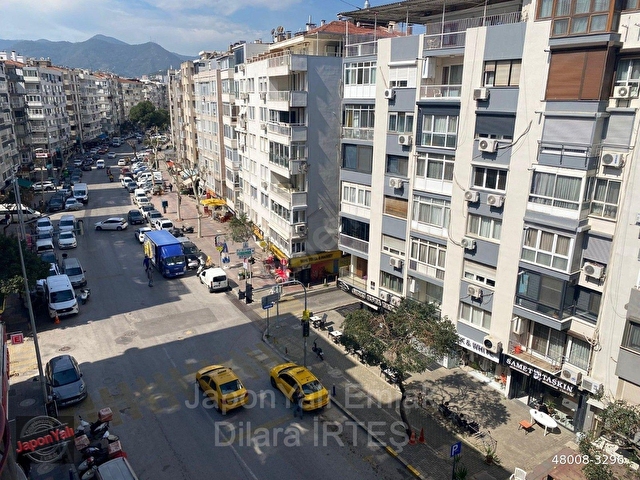 Göztepe Mithatpaşa Caddesinde Asansörlü, Tadilatlı Satılık Daire
