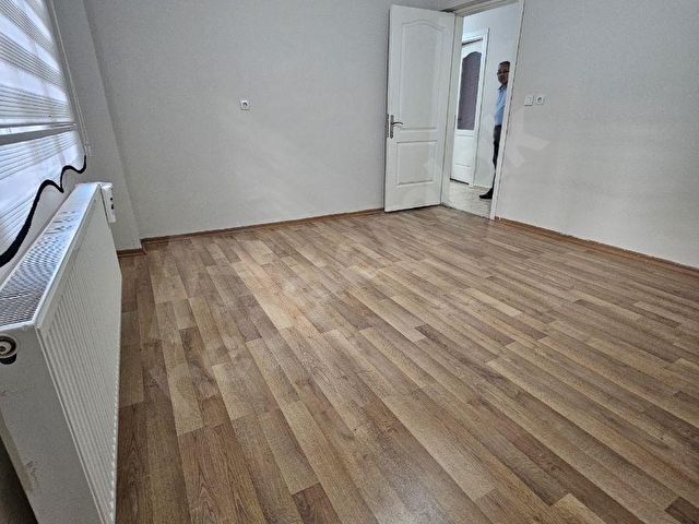 Sakarya mahallesi merkezi konumda, geniş 3+1 temiz kiralık daire - Görsel 3