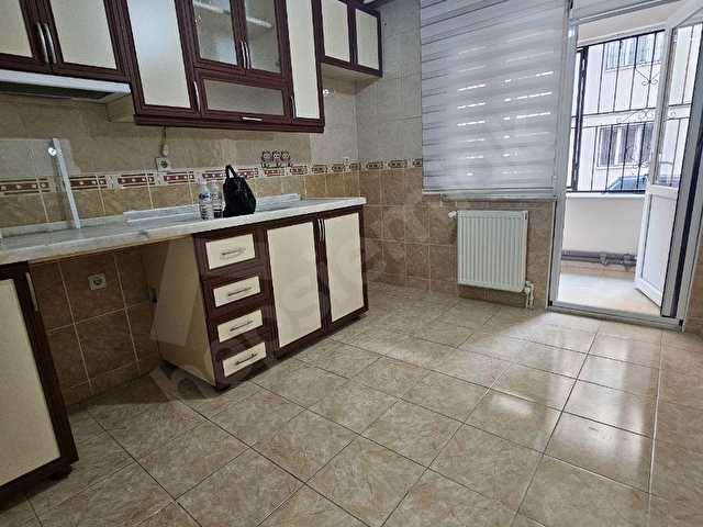 Sakarya mahallesi merkezi konumda, geniş 3+1 temiz kiralık daire - Görsel 5