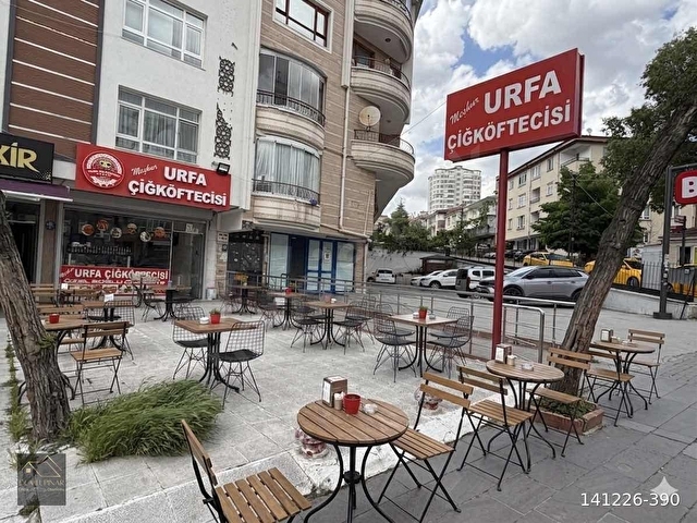 YUNUSEMRE CADDESİ ÜZERİNDE YOĞUN YAYA VE ARAÇ TRAFİĞİ OLAN BÖLGE