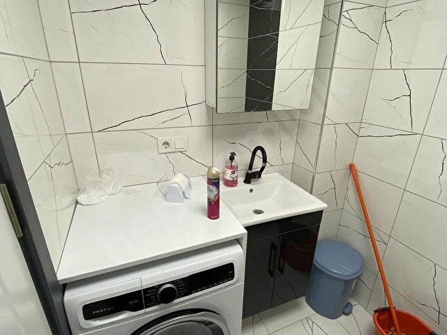 EMLAK KONUTLARINDA SATILIK EŞYALI CAM BALKONLU ARAKAT 1+1 DAİRE - Görsel 13