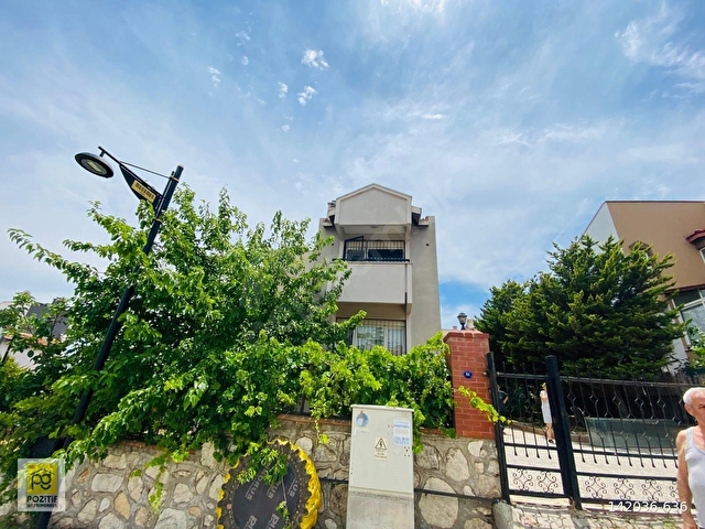 VİLLAKENTTE TRİPLEKS 580 MT2 ARSA İÇİNDE SATILIK 3 KATLI VİLLA