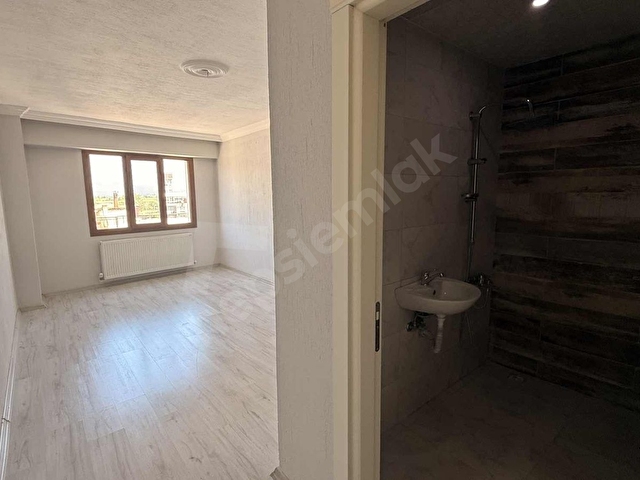 165 M² DEV 3+1 | 8 YILLIK BİNADA ÇİFT BALKONLU FIRSAT DAİRE - Görsel 8