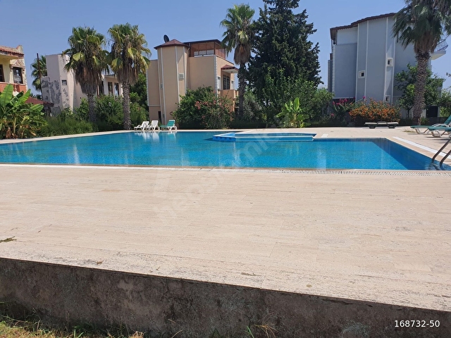 Evrensekide kendi bahçesi olan havuzlu willa