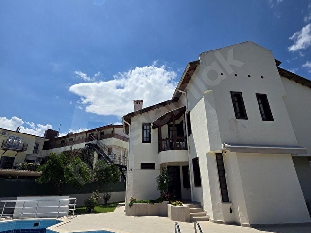 Kemer Merkezde Denize 300 m. Müstakil 5+1 Havuzlu Satlık Villa - Görsel 2