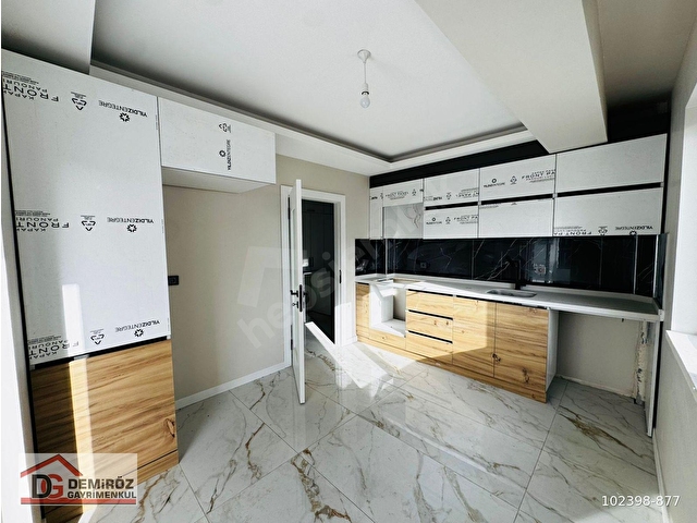 DEMİRÖZDEN F.ÇAKMAKTA FERAH KULLANIMLI ARAKAT GENİŞ BALKONLU 2+1 DAİRE
