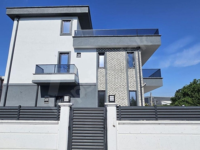 REMAX MAVİ YAZLIKTA 4+1 GENİŞ BAHÇELİ VE TERASLI SATILIK VİLLA - Görsel 2