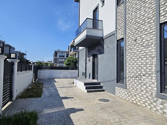 REMAX MAVİ YAZLIKTA 4+1 GENİŞ BAHÇELİ VE TERASLI SATILIK VİLLA - Görsel 4
