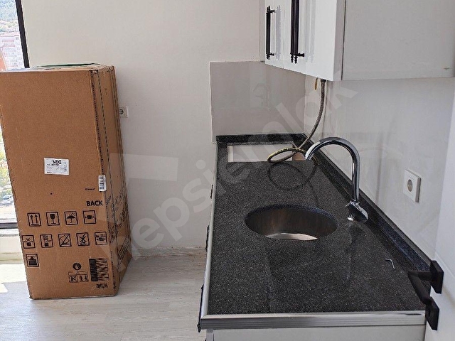 Adliye yanı manzaralı 2+1 eşyalı ev - Görsel 8