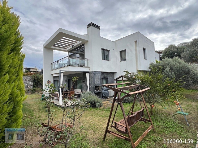 GÜMÜŞLÜK’TE  SATILIK VILLA