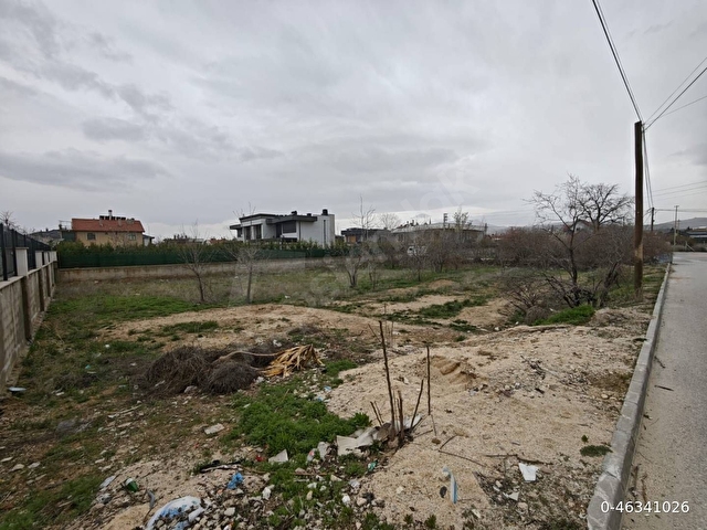 LALEBAHÇE DE HARİKA KONUMDA 1600 M2 VİLLA ARSASI