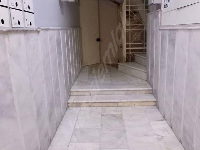 Güzelyalı merkezde cadde üstü köşe şömineli klasik temiz 4 + 1 - Görsel 2