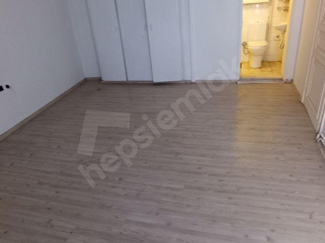Güzelyalı merkezde cadde üstü köşe şömineli klasik temiz 4 + 1 - Görsel 11