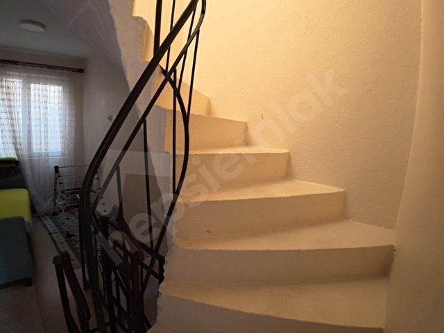 Çarşı İçerisinde 3 Katlı Rum Evi - Görsel 11