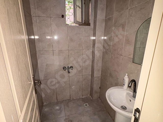 AZAK SOKAKTA KOLEJ GİRİŞİNDE BAHÇE KATI 2+1 KOMBİLİ DAİRE. - Görsel 11