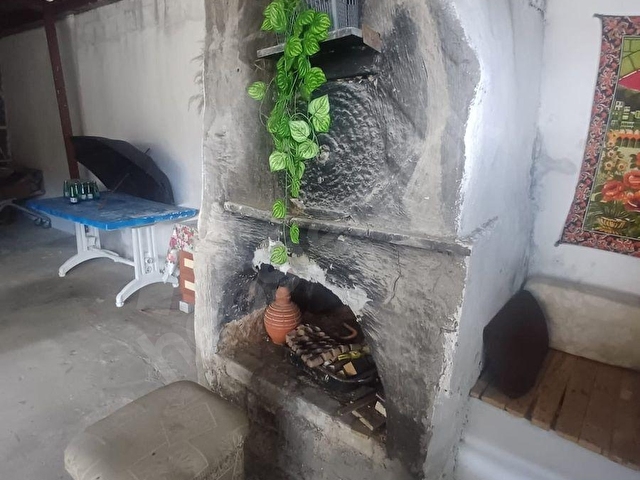 SEVİNDİKTE SATILIK TEK KATLI GENİŞ ARAA İÇERSİNDE MASRAFSIZ MÜSTAKİL
