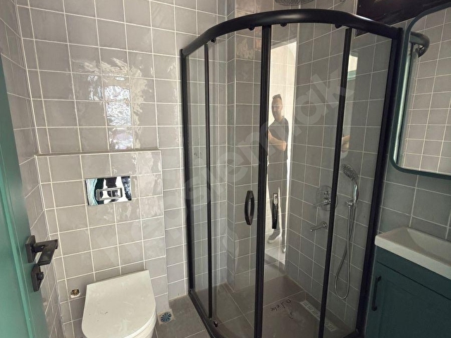YUNUS EVLER ÇINAR PROJESİNDE MODERN MİMARİLİ SALON MUTFAK AYRI EBEVEYN BANYOLU 1+1 - Görsel 29