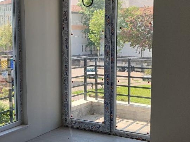 AKSARAY NOKTA EMLAKTAN BİZİM MARKET ARKASINDA KÖŞE PARK CEPHELİ ARA KAT GRNİŞ 1+1 DAİRE SATILIK