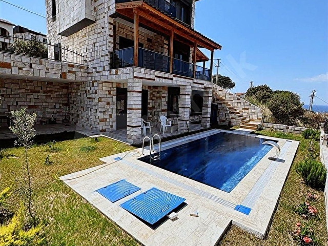 Yenifoça da Panoramik Deniz Manzaralı Havuzlu Lüks 4+1 Villa - Görsel 2