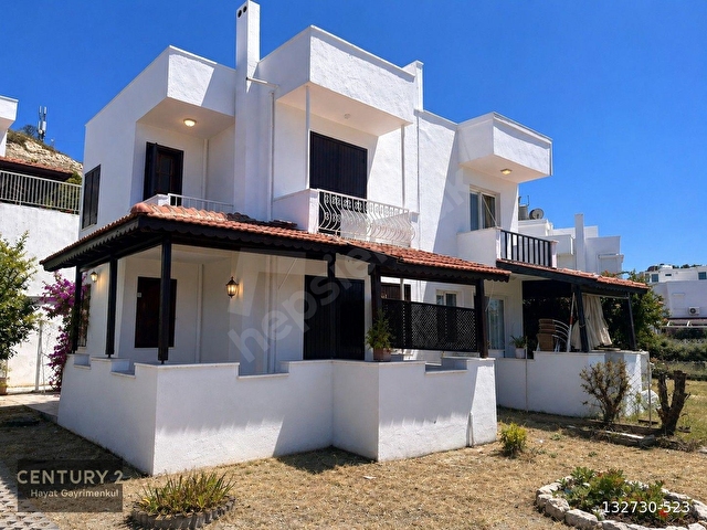 Çeşme Çiftlikköyde Teraslı ve Deniz Manzaralı 2+1 Villa