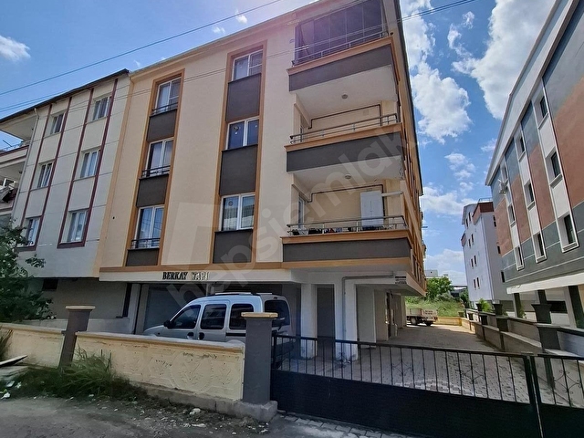 AKHİSAR ULUCAMİ FAHRİ SERTEL EMLAKTAN KİRALIK 3+1 DAİRE