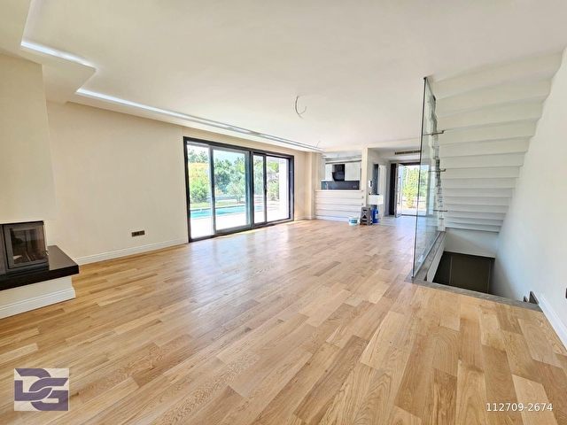 URLA KEKLİKTEPEDE SİTE İÇİNDE, HAVUZLU, 4+2 SATILIK VİLLA - Görsel 5