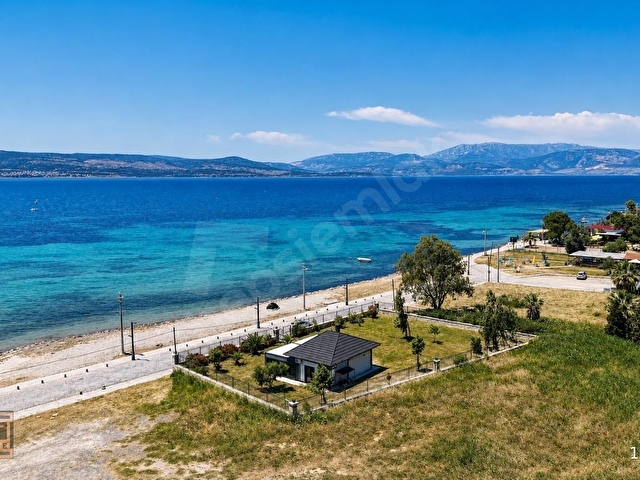 Urla da Denize Sıfır Satılık 1100m2 Arsalı Villa