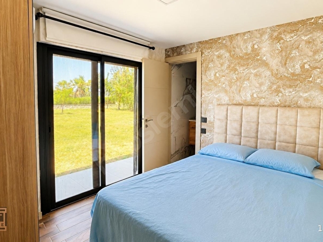 Urla da Denize Sıfır Satılık 1100m2 Arsalı Villa - Görsel 26