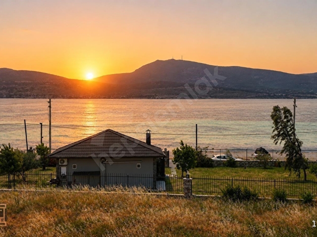 Urla da Denize Sıfır Satılık 1100m2 Arsalı Villa - Görsel 15