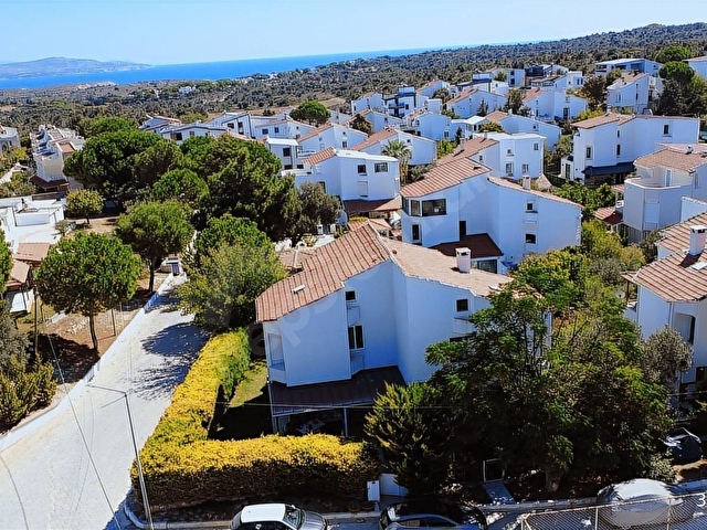 ÇEŞME ÇİFTLİKKÖY SERAKENT SİTESİNDE SATILIK 4+1 TRİPLEKS VİLLA