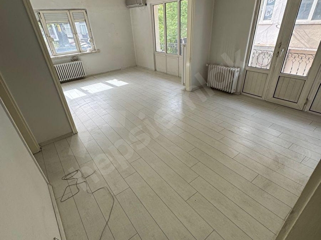 BAHÇELİEVLER 7.CADDEDE BİRCANDAN 1.KAT ÖN CADDE MANZARALI 2+1 100m² MERKEZİ SİSTEMLİ BAKIMLI DAİRE - Görsel 5