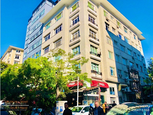 Harbiye Cumhuriyet Cad.si Üzerinde Karakterli Köşe Bir Binada Yüksek Tavanlı Asansörlü (7+1)(300)m2 - Görsel 26