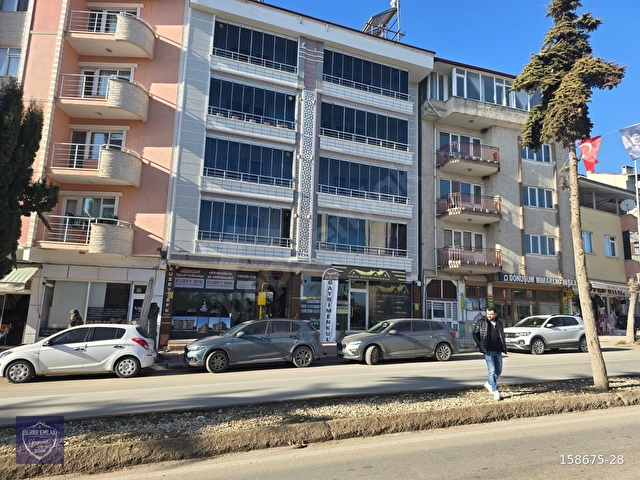 GÜMÜŞHACIKÖY BERRE EMLAKTAN KİRALIK 1+1 EŞYALI- TERASLI 75-80 M2 DAİRE - Görsel 2