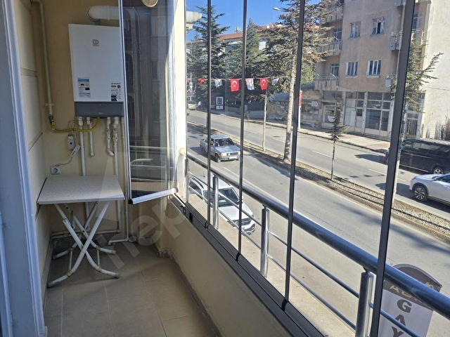 GÜMÜŞHACIKÖY BERRE EMLAKTAN KİRALIK 1+1 EŞYALI- TERASLI 75-80 M2 DAİRE - Görsel 3