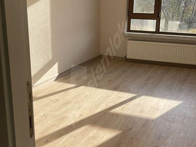 SATILIK EMEL SOKAKTA 1,KATTA 3+1 FULL YAPILI DAİRE - Görsel 2
